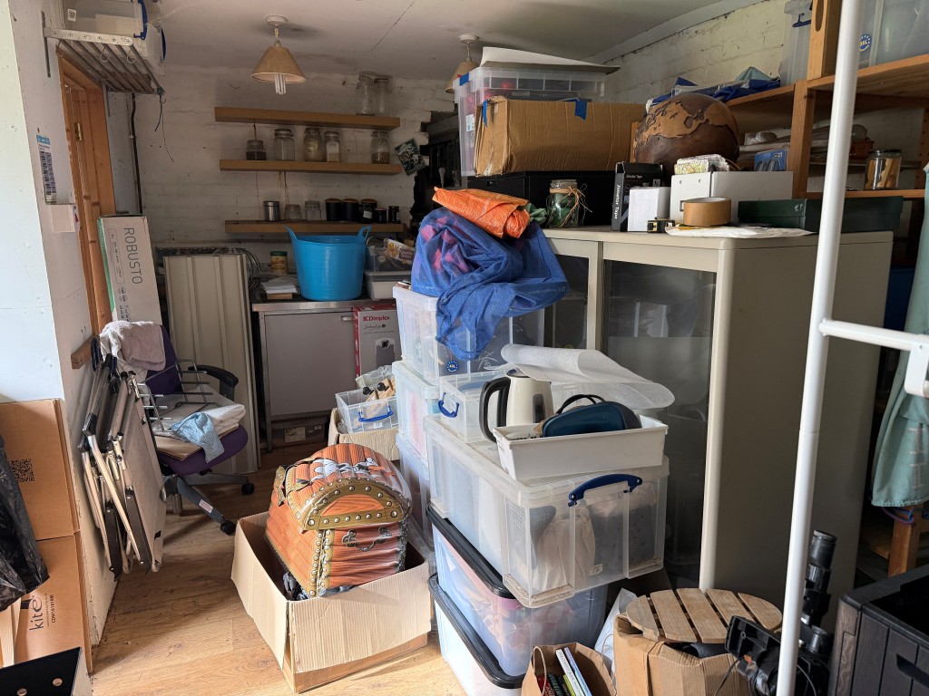 Lot: 39 - STABLES AND LAND WITH PLANNING IN SOUGHT AFTER LOCATION - Internal Store